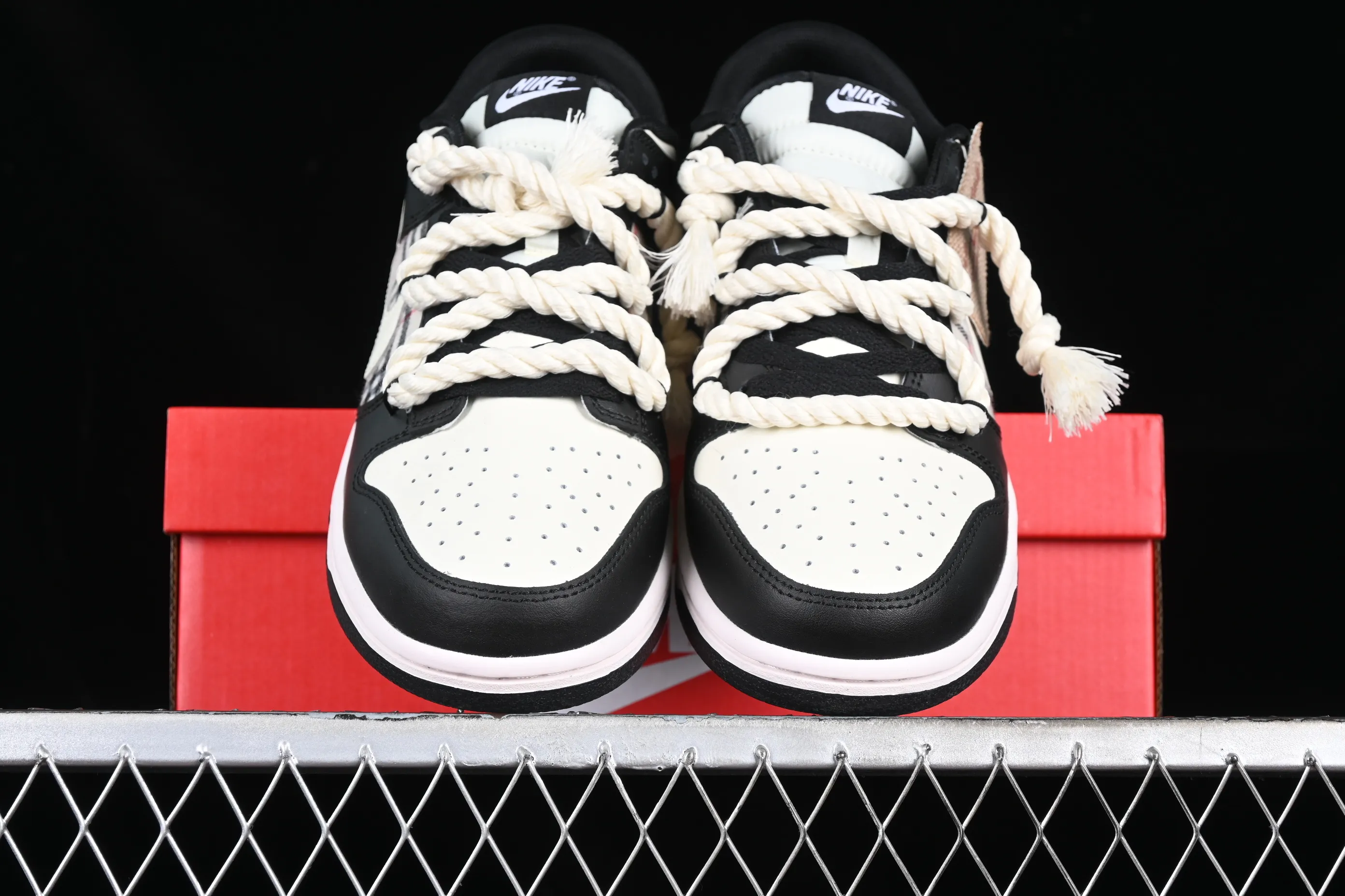 All Categories Nk SB Dunk Series Nk SB Dunk Low Low-top sneakers Nk Dunk Low Fire Heart Scottish distressed oxidation Deconstructed straps SB retro low-top casual sneakers DD1391-100